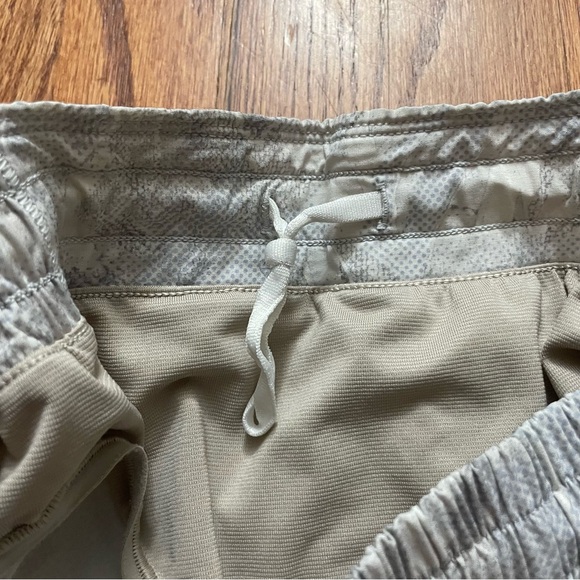 Lululemon Hotty Hot Short II *2.5" in Jasmine White Multi / White shorts size 8 - Picture 12 of 14